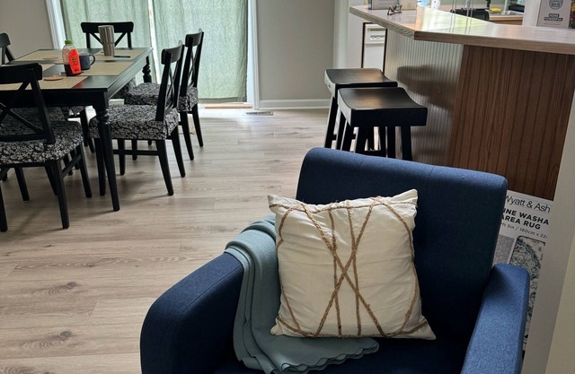 Lake House Getaway! 4-bedroom house on Boone Lake near JC with AC, WiFi, Dock