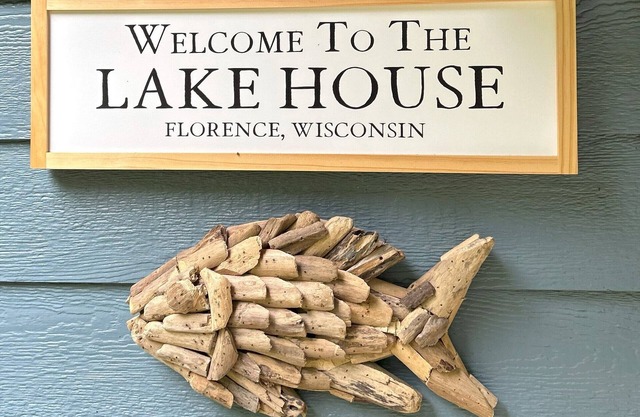 Lake House on Lake Ellwood - 10 minutes from town and 10 steps to the water!