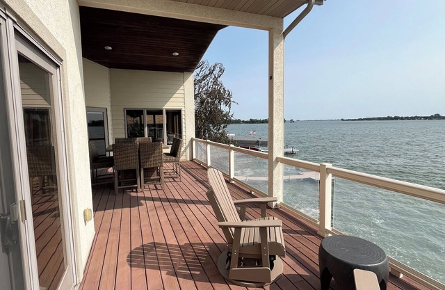 Lake house on Lake Madison! 4-bedroom, 3-bathroom house on the water!