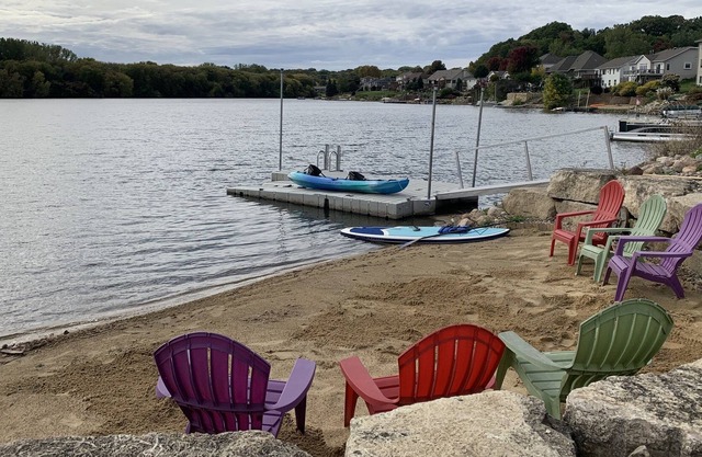 Lake House: stunning furnished waterfront 4B/3.5B near Mayo & downtown Rochester