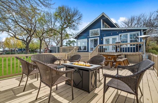 Lake House with Hot Tub + Games
