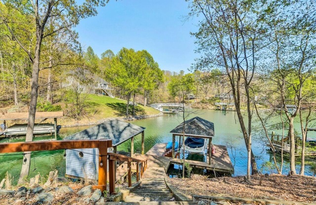 Lake-It- Easy- Pet-friendly home with sunrise views. E enjoy the kayaks during the day and the firepit in the evening.