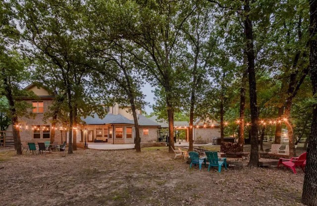 Lake Lewisville Family Getaway-Lake Toys, HotTub, Mini Golf, Theater, Kids Room!