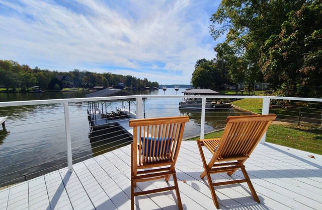 Lake Lovers Getaway, Lake Front Home with 3 Master Suites, Docks and Boat Launch