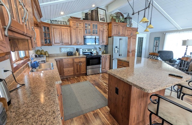 Lake Luxury home: Elegance,Comfort,Fishing,Hunting,Optional Pontoon/Jet ski rent