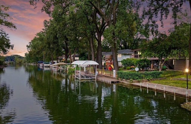 Lake Monona Waterfront + HOT TUB + Game Room