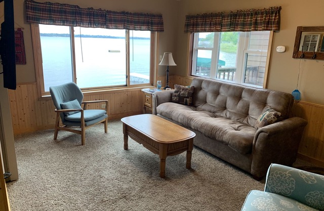 Lake Nokomis Breezy Bay Lakeside Cottage Quiet Retreat