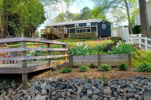 Lake Norman Experiences Waterfront Cottage with Boat Rental and Private Bar