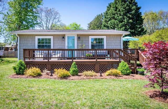 Lake Norman getaway steps away from Marina!