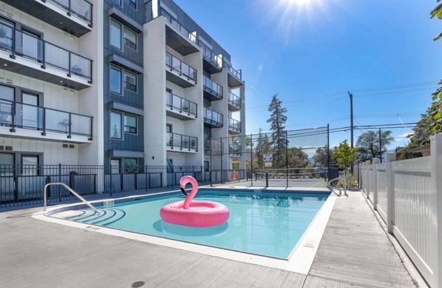 Lake Okanagan Cozy Beach Condo! Corner Penthouse w/180° Views