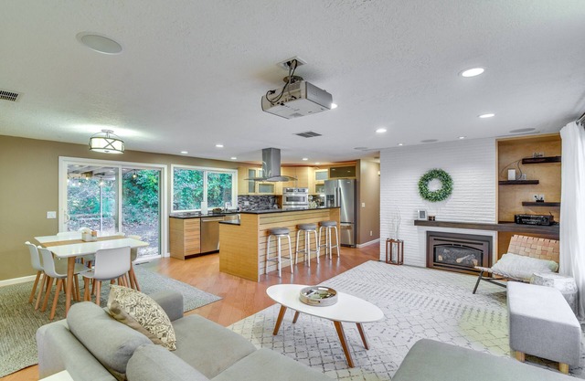 Lake Oswego Home w/Covered Patio: Near Portland!