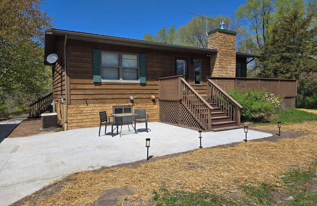 Lake Puckaway Retreat 4BR Getaway with Hot Tub & Optional Boat Rental