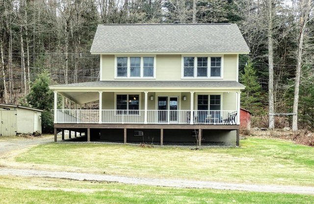 Lake Rescue LAKEFRONT! Private Home. 2.6 miles from Okemo
