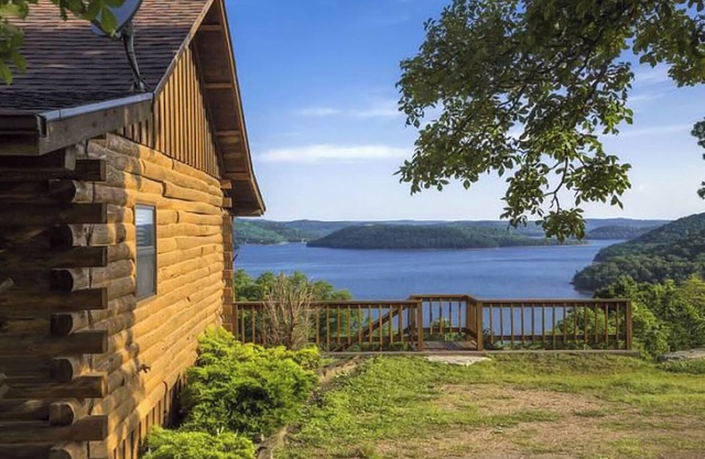 Lake Shore Cabin on Beaver Lake with Boat Dock & Swim Deck