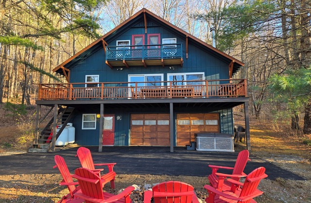 Lake side Chalet Brant Lake w/outdoor Hot Tubn