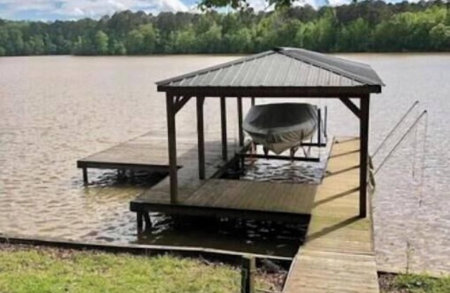 Lake Sinclair cottage! Open water views, 2BR/1BA, kayaks, dock access.Near ramps
