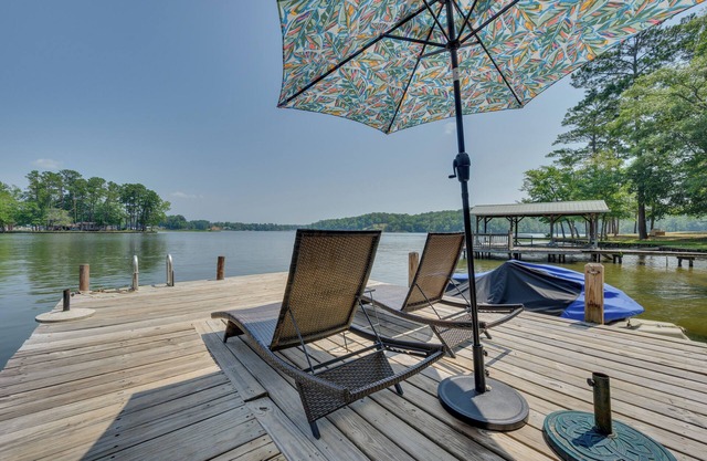 Lake Sinclair 'Crooked Creek Cottage' w/Fire Pit!