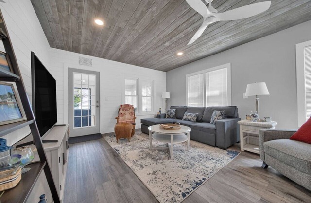 Lake St Retreat: Walk to Beach, Harbor & Downtown