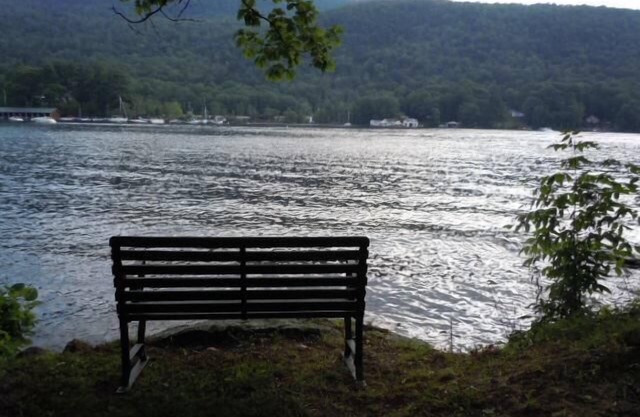 Lake Sunapee, Cozy, Lakefront - Affordable - 4 Season - Cottage