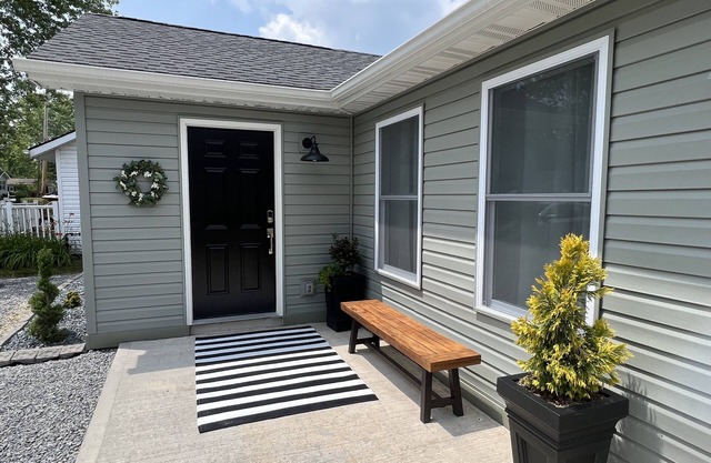 Lake Time Cottage Lake Milton OH: Wifi, Smart TVs, gas fire pit, lake toys,