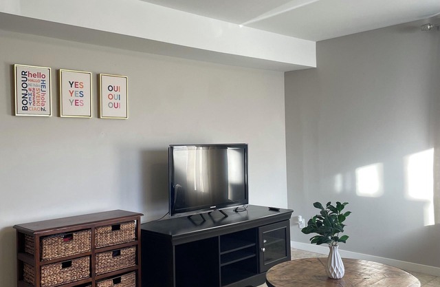 Lake vibes & local comfort -Near Skaha lake Beach, Groceries & Dining