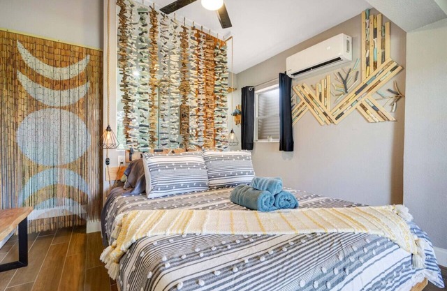 Lake view + 10min to dwtn + near parks + 2 guests!