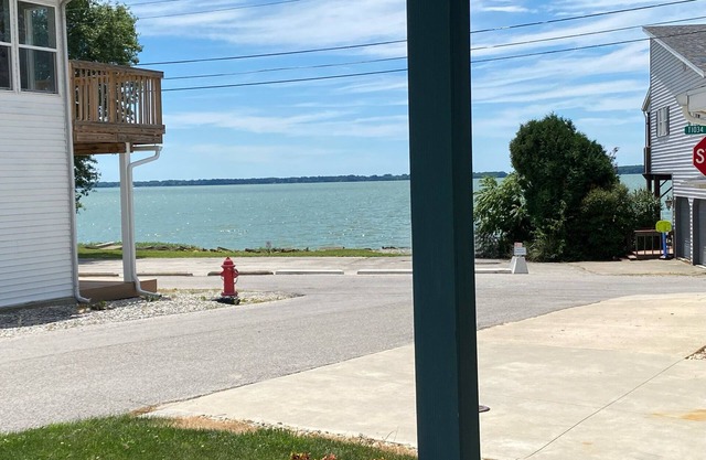 Lake View 2Bdrm Cottage in Celina, Ohio Neighborhood Near Shopping & Dining