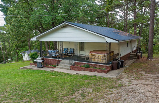 Lake View and Access! - 2 Bdrm, sleeps 6, beautiful lake views!