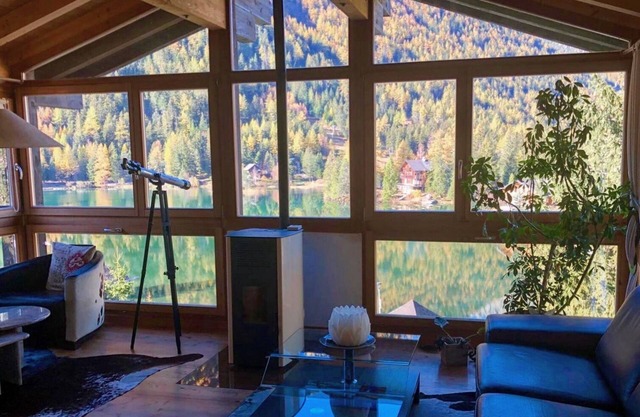 Lake-view Chalet with jacuzzi, sauna, many terraces & garden