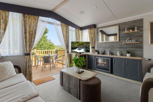 Lake View Escape - Fishing Lakes, Heated Outdoor Swimming Pool on Sister Park 500yds - Shorts Stays UK