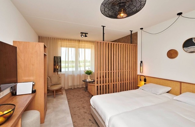 Lake View Hotel Room 2p