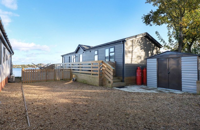 LAKE VIEW LODGE, pet friendly, luxury holiday cottage in Tallington