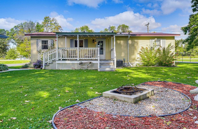 Lake Views & Fireside Bliss: Cecil Cottage w/Yard