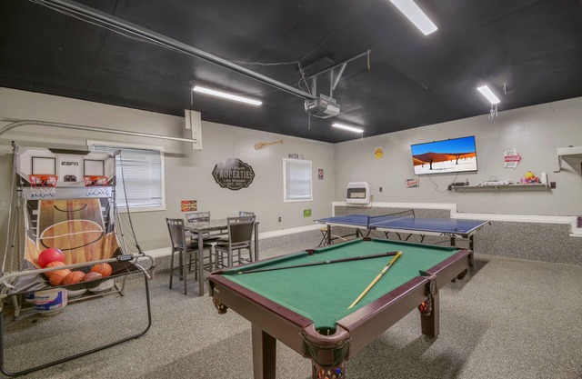 Lake Wawasee/HOT TUB/GAME ROOM/PONTOON RENTAL
