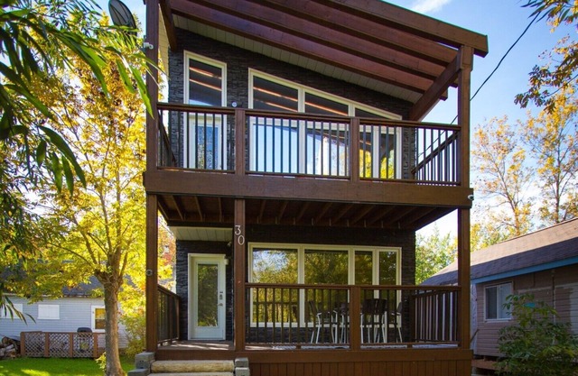 Lake Winnipeg luxury Beach House with hot tub