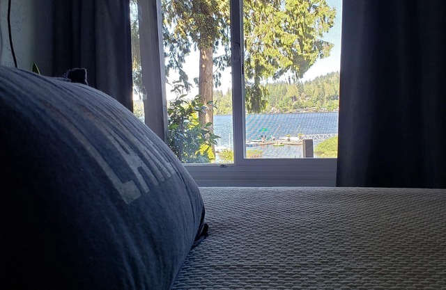 Lakefront Basement Suite with Hot Tub