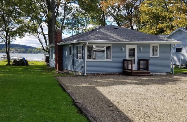 Lakefront Bemus Point Cottage. A/C, 200ft+ Modern Dock. Family, Fishing and FUN!