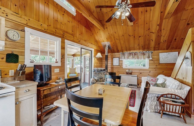 Lakefront, cabin-inspired home with firepit, grill, & screened porch, Wifi