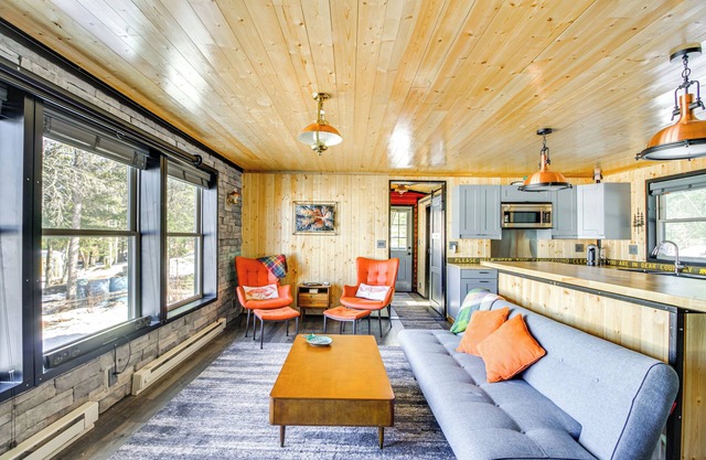 Lakefront Cabin on Lake Vermilion: Dock, Boat Lift