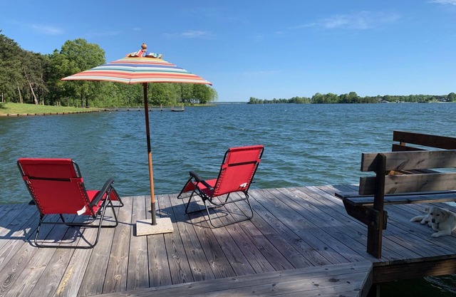 Lakefront Cabin w/800' of shoreline, WiFi, Beach,Dog Friendly, Kayaks, Fishing