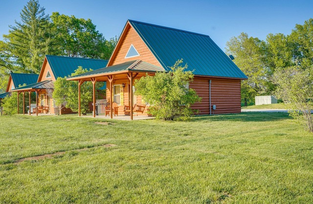 Lakefront Columbia Cabin w/Porch & Shared Dock