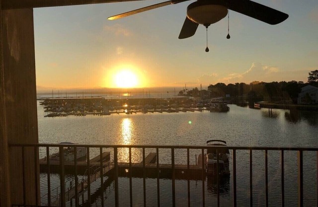 Lakefront Condo with Kayaks, pools, tennis, gym