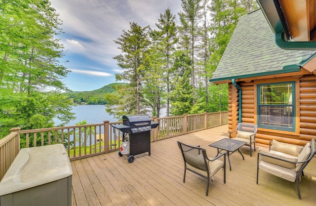 Lakefront Corinth Log Home: Private Dock, Fire Pit