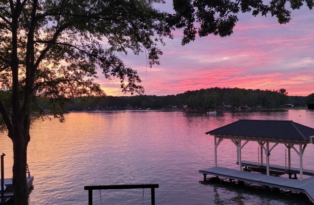 Lakefront Cottage: 2 Kings, Boat Launch, Swim Dock, Firepit, 3 Patios, Lilypad