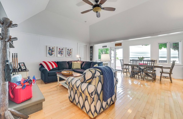 Lakefront Cottage Near Snowmobiling + Nub’s Nob!