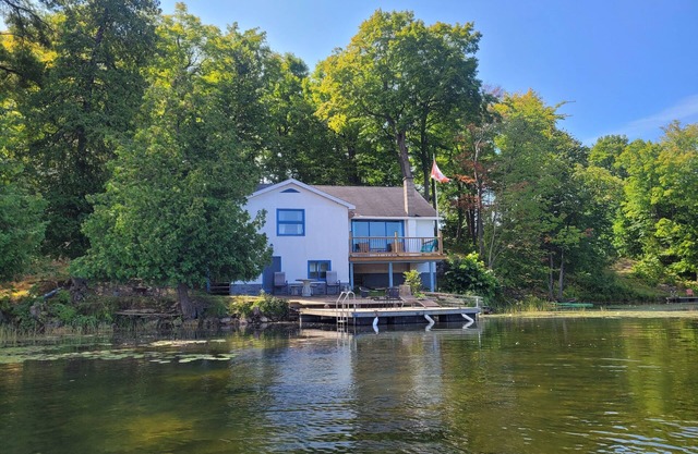 Lakefront cottage on Benson Lake, Rideau Canal