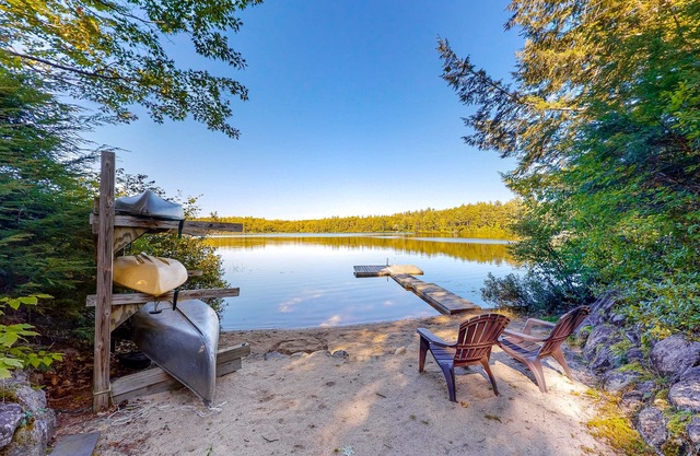 Lakefront cottage on Big Pea Porridge Pond w/private dock, beach, kayaks, canoe