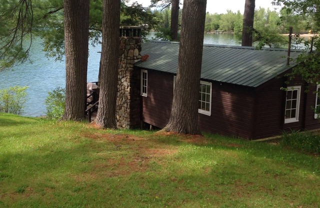 Lakefront Cottage on Lake George's Northeastern Shore (with wifi)