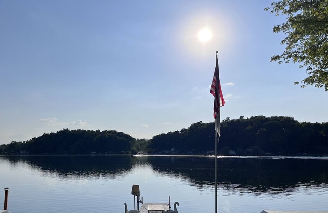 Lakefront Cottage w/ boat launch on peaceful lake!