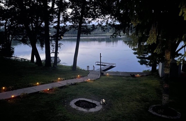Lakefront Cottage with Amazing Views and Privacy!